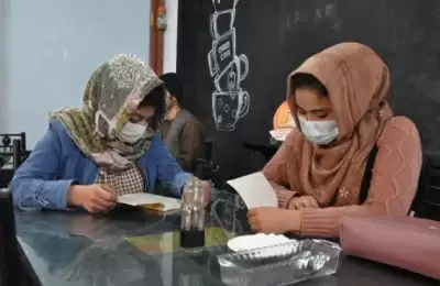 अफगान लड़कियां स्कूलों में लड़को से अलग कक्षाओं में पढ़ सकती हैं: तालिबान