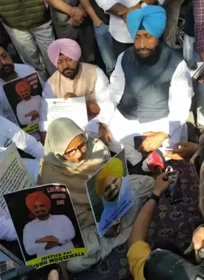 मूसेवाला के माता-पिता ने धरना दिया, मारे गए बेटे के लिए न्याय चाहते हैं