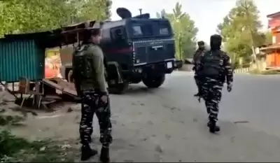 कश्मीर में 2 आतंकवादी गिरफ्तार, हथियार और गोला-बारूद बरामद