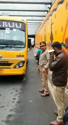 बारिश के साथ थमी शहर में वाहनों को रफ्तार, पुलिसकर्मी जाम खुलवाने में लगे