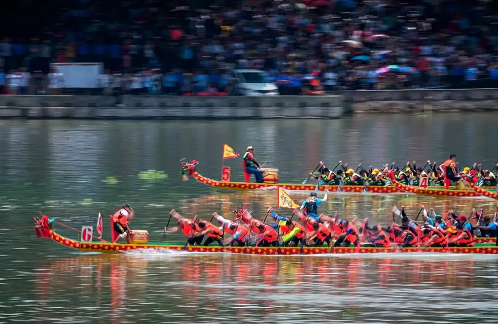 चीन में परंपरागत ड्रैगन बोट त्योहार की धूम