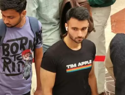 एप्पल साकेत स्टोर के अनावरण के बीच शख्स अपनी टी-शर्ट पर टिम एप्पल के साथ दिखाई दिया