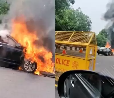 दिल्ली में डिवाइडर से कार टकराने के बाद लगी आग