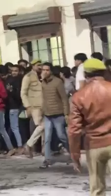 गाजियाबाद में दूधेश्वर मंदिर के बाहर भक्तो से अभद्रता करने वाले दो पुलिसकर्मी लाइन हाजिर
