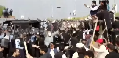 इमरान पर सुनवाई से पहले पीटीआई कार्यकर्ताओं ने इस्लामाबाद कोर्ट परिसर के बाहर पथराव किया