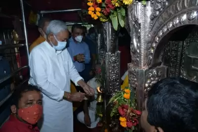 बिहार: महाष्टमी के दिन नीतीश ने विभिन्न मंदिरों में की पूजा अर्चना, राज्य के लिए मांगी खुशहाली