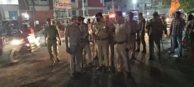 दिल्ली हिंसा : अगर इजाजत नहीं थी तो हनुमान जयंती के जुलूस के साथ पुलिस वाले क्यों गए? (लीड-1)
