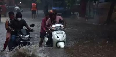 चेन्नई और उपनगरों में भारी बारिश, बाढ़ का अलर्ट जारी