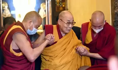 बुजुर्ग दलाई लामा भारी भीड़ को बौद्ध पवित्र स्थल की ओर आकर्षित करते हैं (विचार)