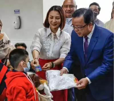 फिलीपींस के पर्यटन मंत्री ने हवाईअड्डे पर चीनी पर्यटकों का स्वागत किया