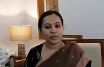 पेट में कैंची: मंत्री के कार्रवाई के आश्वासन के बाद महिला ने धरना समाप्त किया