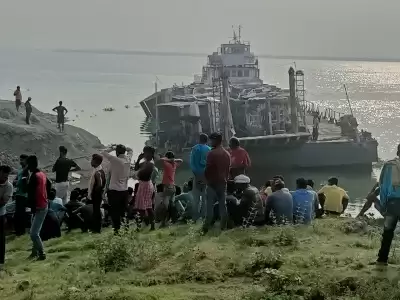 झारखंड : जहाज पर 14 ट्रकों में लोड था पत्थर, अनियंत्रित होकर पलटा, आठ लोगों ने तैरकर बचाई जान, दो लापता