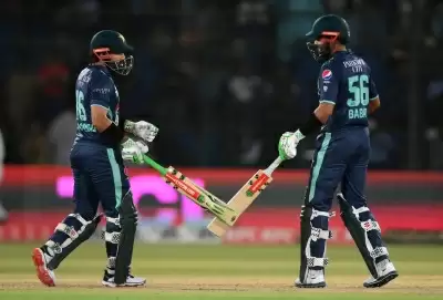 बाबर-रिजवान की दोहरी शतकीय साझेदारी से पाकिस्तान ने इंग्लैंड को 10 विकेट से पीटा