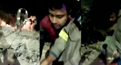 अंधेरे में टार्च की रोशनी के सहारे 50 फीट गहरे गड्ढे में गिरे व्यक्ति का फायरकर्मियों ने किया रेस्क्यू