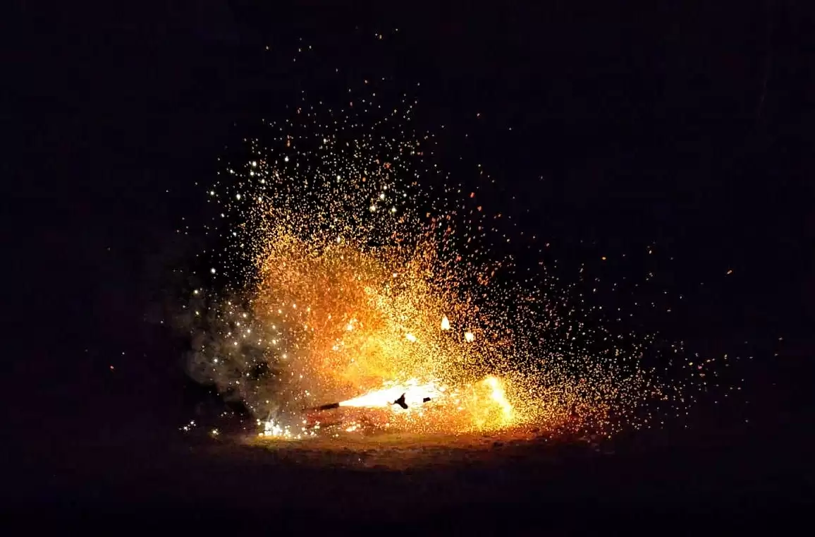 बंगाल में अवैध पटाखा फैक्ट्री में आग  से एक की मौत