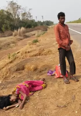 पत्नी के शव को कंधे पर उठाकर गांव जा रहे ओडिशा के शख्स की आंध्र पुलिस ने की मदद