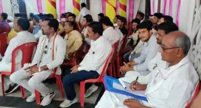 दिग्विजय सिंह ने पेश की नजीर, कार्यकर्ताओं के बीच सबसे पीछे की कतार में बैठे