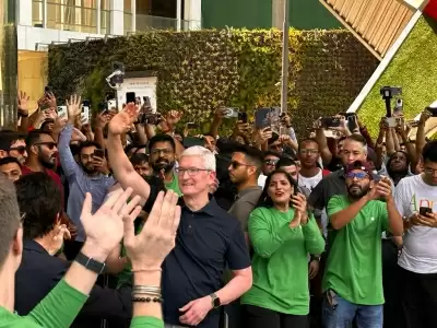 एप्पल के मुंबई स्टोर में पहले दिन भारी भीड़, अब दिल्ली में उद्घाटन के लिए तैयार टिम कुक