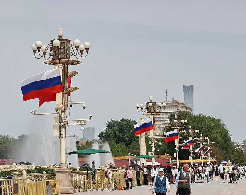 शी चिनफिंग ने रूसी प्रधानमंत्री से की भेंट