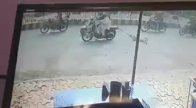 कुत्ते को बांधकर बाइक से 2.5 किलोमीटर घसीटा, लोगों ने पीछा कर आरोपी को पकड़ा