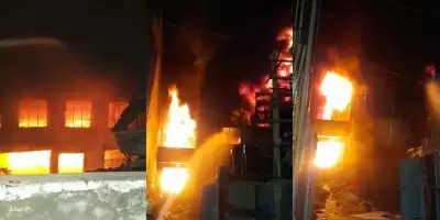 दिल्ली के नरेला में प्लास्टिक फैक्ट्री में लगी आग