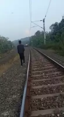 इटारसी में रेल पटरी के किनारे वीडियो शूट करा रहे युवक की जान गई