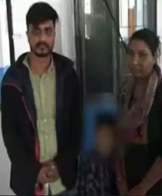 बच्चे को अगवा करने के आरोप में गुजरात का डॉक्टर, पत्नी गिरफ्तार
