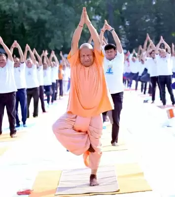 अंतरराष्ट्रीय योग दिवस: यूपी सीएम योगी आदित्यनाथ ने राज्यपाल के साथ किया योग