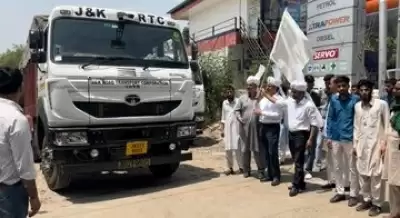 जम्मू-कश्मीर में प्रवासी आदिवासी की मदद के लिए 40 ट्रकों को हरी झंडी दिखाकर किया गया रवाना