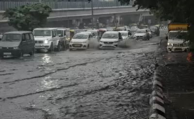 भारी बारिश से दिल्ली में ट्रैफिक ठप