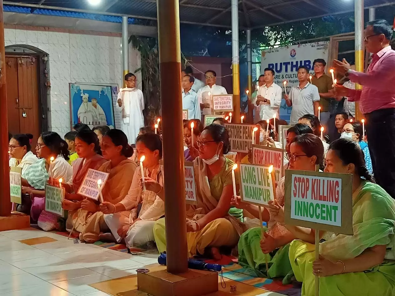 त्रिपुरा में मणिपुरियों ने गृह राज्य में सामान्य हालात की मांग को लेकर कैंडल मार्च किया