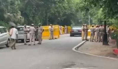 सोनिया गांधी के आवास, कांग्रेस मुख्यालय के बाहर अतिरिक्त पुलिस बल तैनात