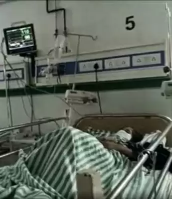 बिजनौर में डॉक्टरों ने लड़की के पेट से 2 किलो 500 ग्राम बालों का गुच्छा निकाला