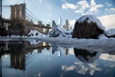 न्यूयॉर्क में बिछी बर्फ की चादर, सैकड़ों उड़ानें रद्द