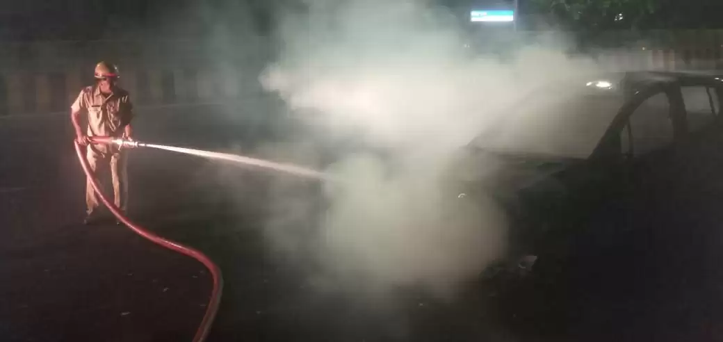 शॉर्ट सर्किट के चलते कार में लगी आग, कार मिनटों में हुई राख, चालक ने कूदकर बचाई जान