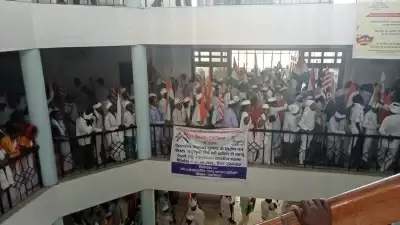 झारखंड : लातेहार जिला कलेक्ट्रेट 50 घंटे से प्रदर्शनकारियों के कब्जे में, पंचायत चुनाव का कर रहे विरोध
