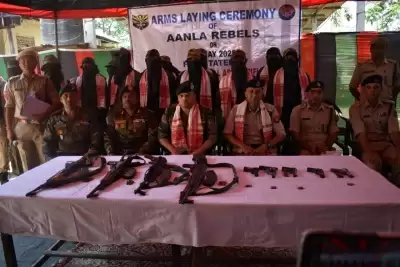 असम में 13 उग्रवादियों ने आत्मसमर्पण किया, हथियार डाले