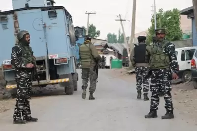 जम्मू-कश्मीर के बांदीपोरा में आतंकियों और सुरक्षा बलों के बीच मुठभेड़ शुरू