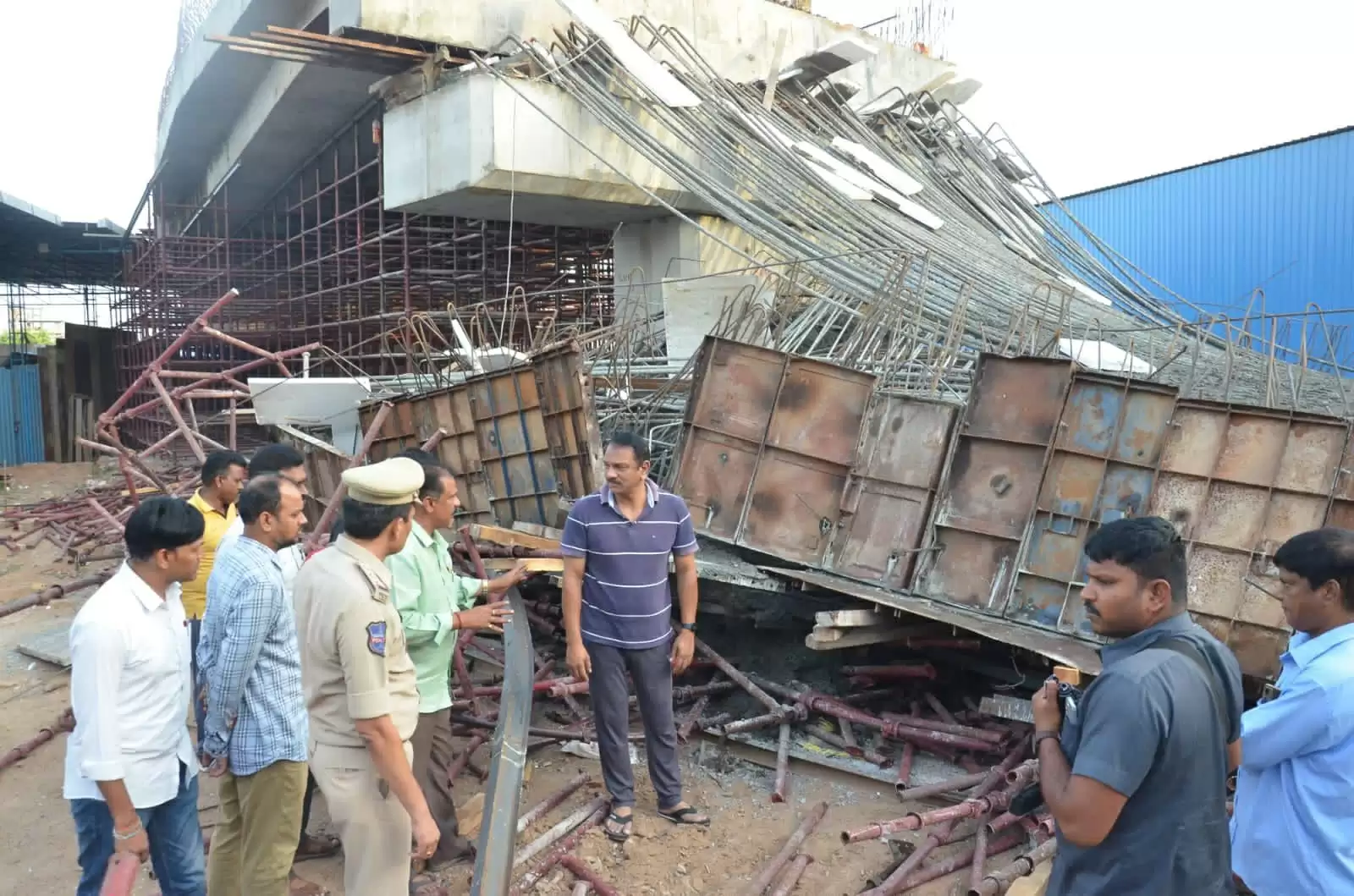 हैदराबाद में निर्माणाधीन फ्लाईओवर का हिस्सा गिरने से आठ घायल