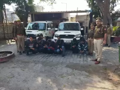 दिल्ली-मेरठ मार्ग पर हुडदंग कर रहे 13 युवक गिरफ्तार, 2 गाड़ियां सीज