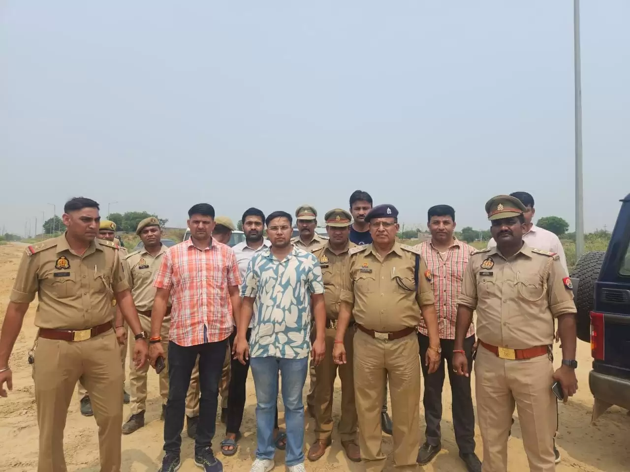 पुलिस और बदमाशों के बीच मुठभेड़, एक के पैर में लगी गोली, दूसरा फरार, लूटे हुए जेवर व बाइक बरामद