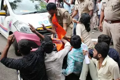 भाजपा कार्यकर्ता की हत्या : एबीवीपी ने कर्नाटक के गृहमंत्री के आवास का घेराव किया