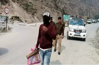 अल्मोड़ा पुलिस की कार्रवाई, हिस्ट्रीशीटर सोनू पंवार को किया तड़ीपार, जिले की सीमा के बाहर छोड़ा