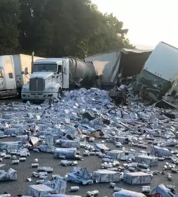 फ्लोरिडा में बीयर के हजारो कैन सड़क पर गिरने से राजमार्ग अवरुद्ध