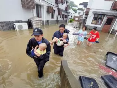 चीन के शन्शी में भारी बारिश के चलते आई बाढ़, 120,000 लोगों को सुरक्षित स्थानों पर पहुंचाया गया