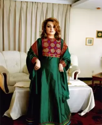 अफगान महिलाओं ने रंगीन कपड़ों में तस्वीरें शेयर कर तालिबान के हिजाब फरमान का किया विरोध