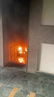 गाजियाबाद : बैटरी बॉक्स में स्पार्किं ग से लिफ्ट में लगी आग