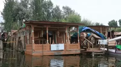 जम्मू-कश्मीर की डल झील में डूबती हाउसबोट के मालिक ने 7 पर्यटकों की बचायी जान