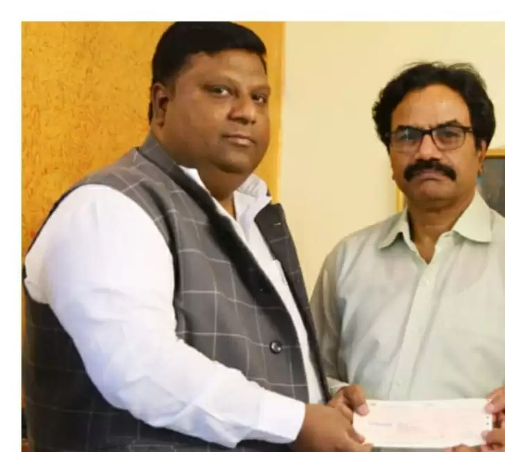 दिल्ली सरकार ने 2 दिवंगत कोरोना योद्धाओं के परिजनों को सौंपी 1-1 करोड़ की सम्मान राशि