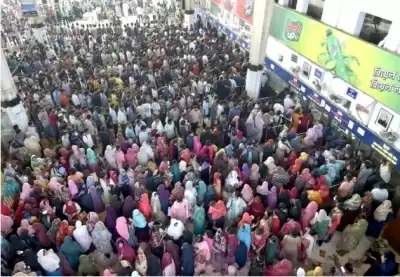 बांग्लादेश : ईद से पहले ढाका में रेलवे काउंटर पर लगी लंबी कतारें